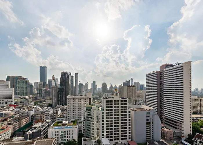 Skyline Sukhumvit 11 *